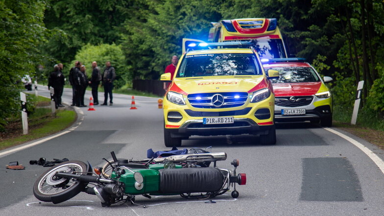 Gegen 12:45 Uhr kam es auf der S154 zwischen Steinigtwolmsdorf und Neustadt/Sachsen zu einem schweren Verkehrsunfall mit zwei Motorrädern.