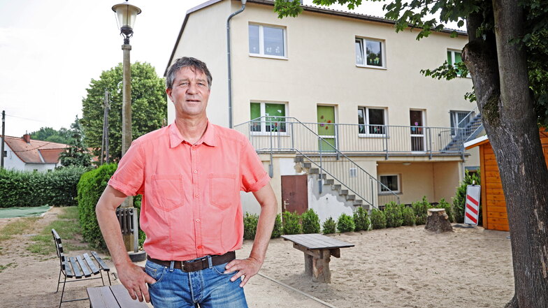 Bürgermeister Dirk Zschoke (parteilos) vor dem Hortgebäude im Stauchitzer Ortsteil Ragewitz.