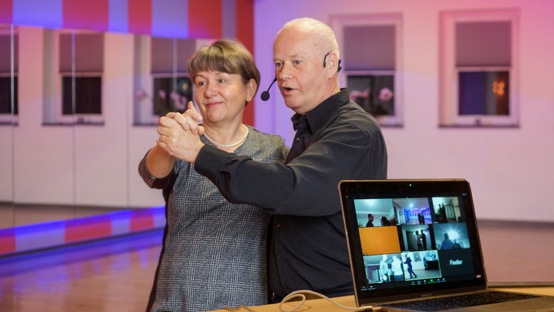"Eins und zwei, kick und drauf" - Jürgen Pohle leitet mit seiner Frau Heike seine Tanzschüler an. Dank Videokonferenz können sie auch zu Hause die Samba-Tanzschritte üben.