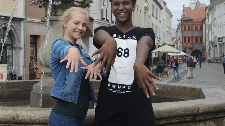 Mit dabei sind zwei junge Tänzer aus Görlitz: Marie Sophie Siegemund und Abdirahman Nuur.