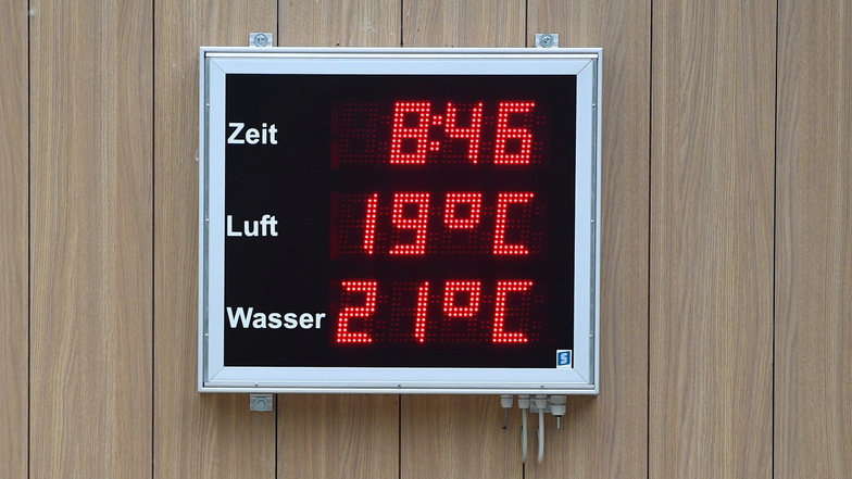 21 Grad Celsius Wassertemperatur zeigt das Thermometer im Freibad an.