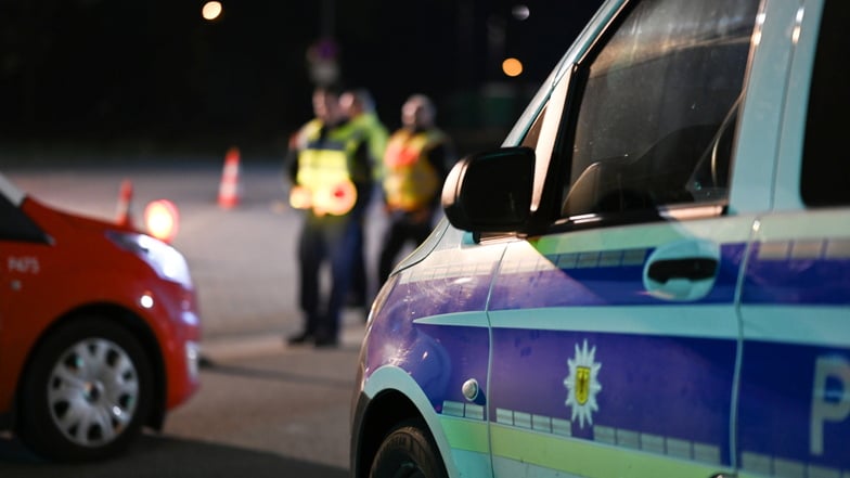 16.09.2024, Niedersachsen, Bad Bentheim: Die Bundespolizei kontrolliert den Grenzübergang in Bad Bentheim. Deutschland hat seine bereits laufenden Grenzkontrollen im Osten und Süden des Landes wie angekündigt auf die Landgrenze im Westen ausgeweitet. Foto