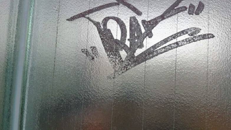Dieses Schrift-Graffiti blieb als eine der Spuren des erneuten Vandalismus am Löbauer Bahnhof.