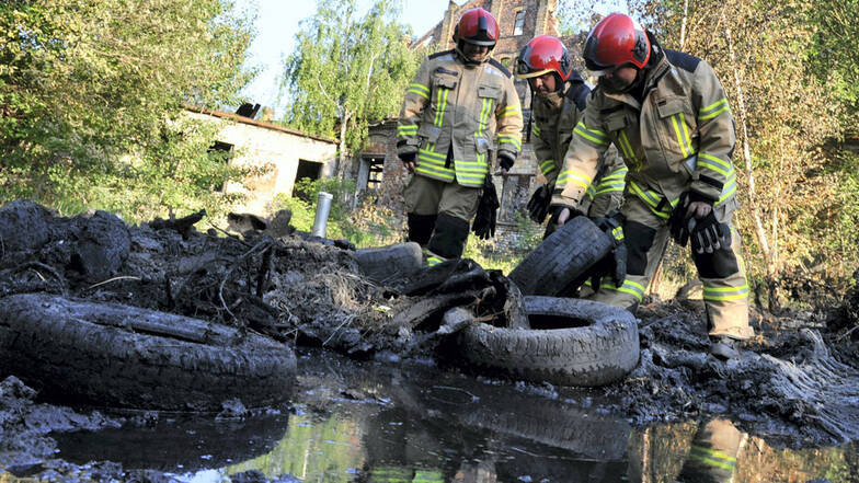 Innerhalb weniger Tagen brannte es zum dritten Mal an der Gelsdorfhütte. 34 Kameraden der Feuerwehren aus Bad Muskau, Weißkeißel und Weißwasser löschten. Einige von ihnen wollten eigentlich an dem Abend das erste Bier auf der Terrasse einer Gaststät