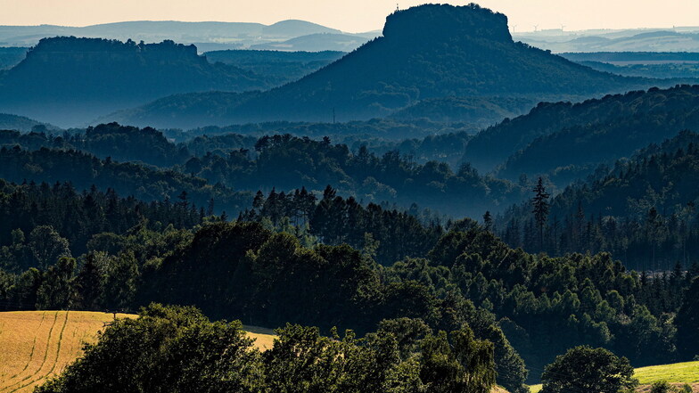 Die Silhouette der Festung Königstein (l.) und der Lilienstein in der Felsen- und Waldlandschaft der Sächsischen Schweiz. Diesen fantastischen Blick gibt es jetzt auch über eine neue Webcam , die am Rathmannsdorfer Aussichtsturm angebracht wurde.