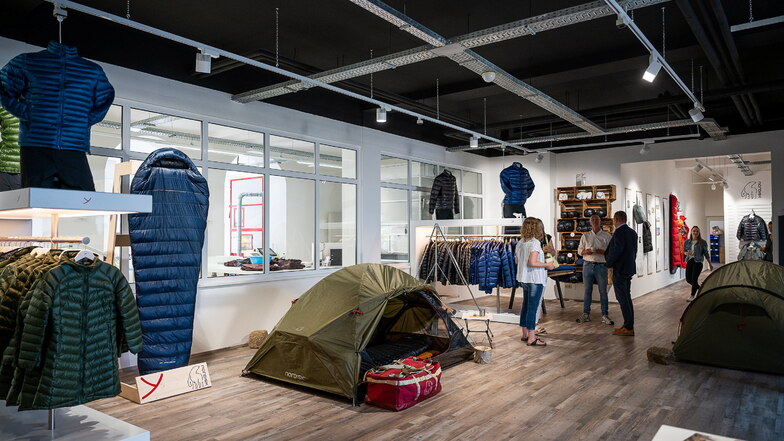 Blick in den Verkaufsraum, wo neben Schlafsäcken auch Bekleidung wie Jacken und Westen sowie Zelte und Taschen aus der Nordisk-Produktion zu sehen sind.