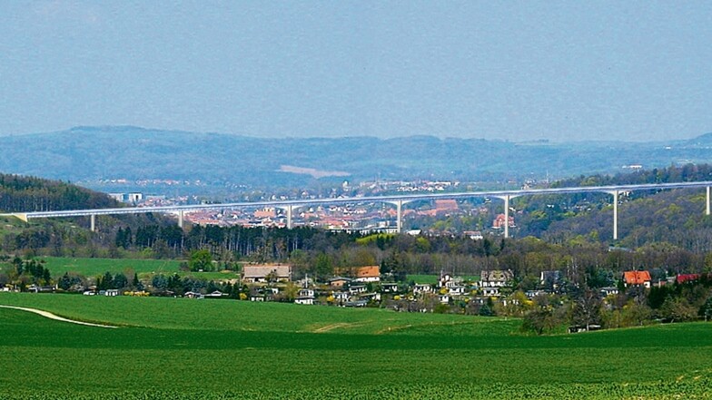 Mächtig gewaltig, aber doch recht schlank: Das Bild zeigt einen Blick auf die neue Südumfahrung-Brücke übers Gottleubatal in Richtung Pirna. Die Brücke besteht aus neun verbundenen Stahlfeldern, die auf acht Pfeilern und zwei Widerlagern ruhen. Links begi
