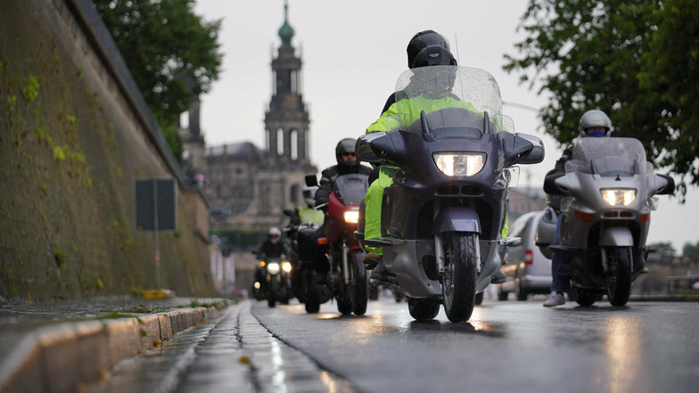 Vom plötzlich einsetzenden Regen ließen sich die Motorradfahrer nicht abschrecken.