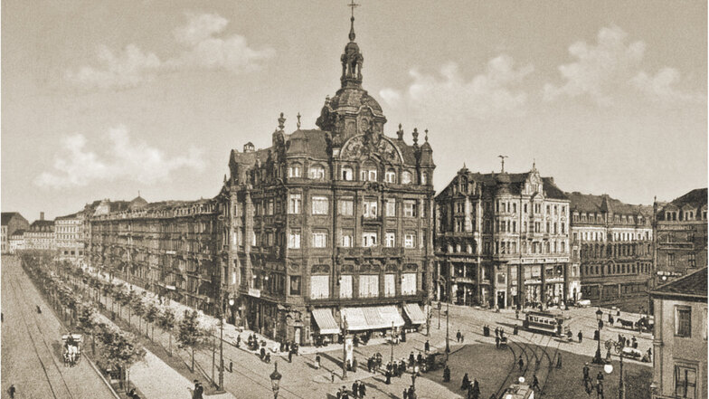 1910: Der Pirnaische Platz wurde vom Kaiserpalast dominiert. Man kann sich alles nur noch schwer vorstellen: dichte Bebauung, enge Straßenfluchten, begrünt, abwechslungsreiche Architektur.  