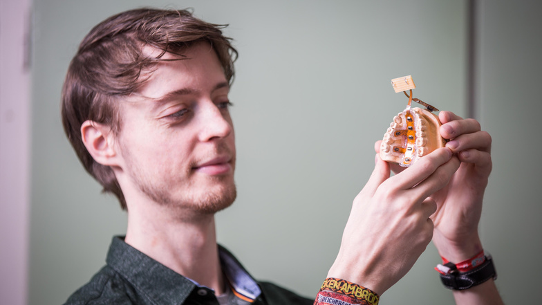 Eine kleine Kunststoffplatte, die Tausenden Patienten helfen könnte. Christoph Wagner entwickelt mit Kollegen am TU-Institut für Akustik und Sprachkommunikation ein Zungen-Trainingsgerät für Schlaganfallpatienten.