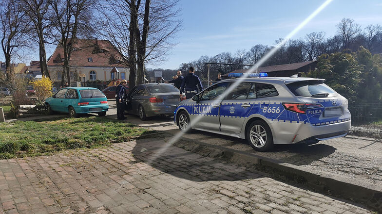Die Verfolgungsjagd am Neiße-Boulevard in Zgorzelec endete hinter Mietshäusern. Der Suzuki (links) stieß mit einem Rabattenzaun zusammen.