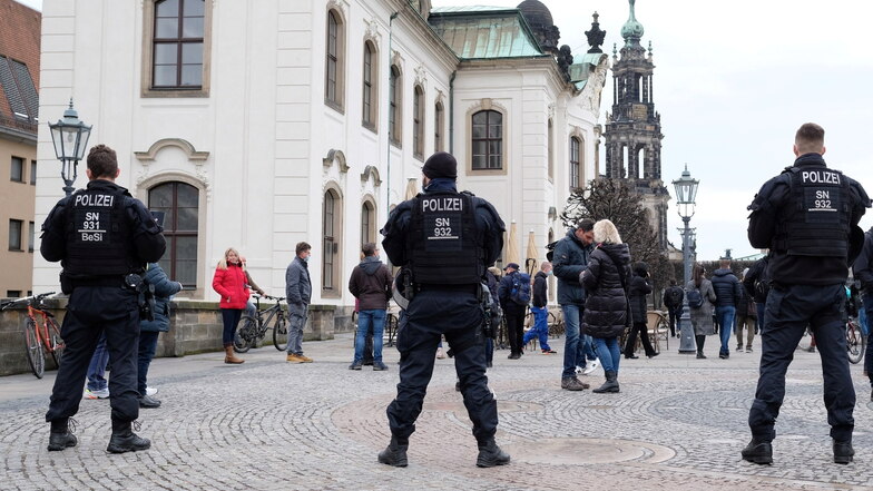 Polizisten sperren am Samstag die Brühlschen Terrassen. Gegen Abend kam es in der Innenstadt zu Auseinandersetzungen.