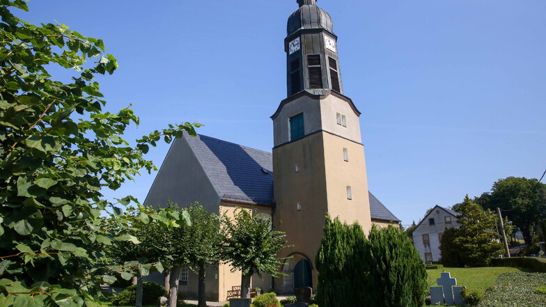 Die Gersdorfer Kirche wurde erst vor 67 Jahren geweiht. Sie musste nach dem Brand 1945 komplett neu aufgebaut werden auf den Grundmauern des früheren Gotteshauses.