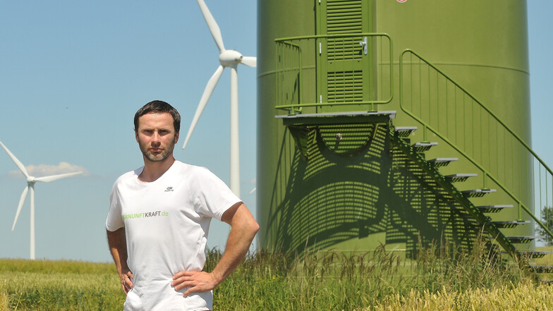 Michael Deckwart aus Leuba im Schatten einer Windkraftanlage: Der Ostritzer FDP-Stadtrat kritisiert zu große Windräder.