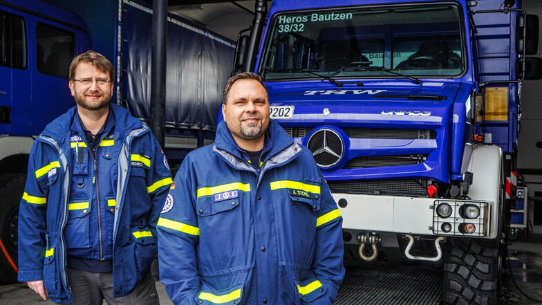 Stabsleiter Andreas Heinrich (links) und André Stickel vom THW Ortsverband Bautzen berichten von Problemen bei der Rettungsgassenbildung beim Wintereinsatz auf der A 4 in der vergangenen Woche.