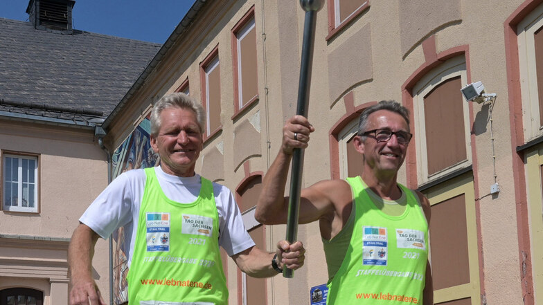 Wolfgang Finke und Uwe Anger vom Verein Lebnatene machen sich mit dem Stab auf den Weg nach Freital über eine Strecke von 100 Kilometern.