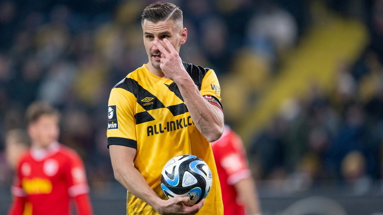 Dynamo-Kapitän Stefan Kutschke ist mit einer Entscheidung nicht einverstanden und gestikuliert in Richtung des Schiedsrichter-Assistenten.