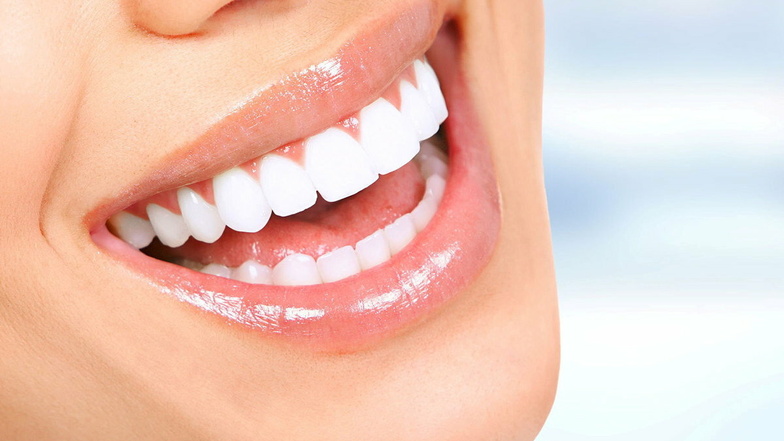 Eine Kieferorthopädin aus Hessen warb für „perfekte Zähne“. Das Oberlandesgericht Frankfurt untersagte das, weil die Werbung nicht den Eindruck erwecken dürfe, dass der Behandlungserfolg sicher sei.