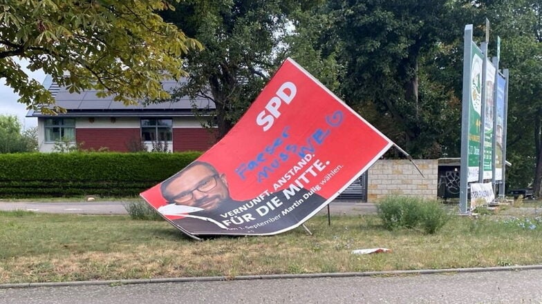 Das umgerissene SPD-Großplakat in Reichenberg. "Faeser muss weg" wurde darauf geschrieben, in Anlehnung an die Bundesinnenministerin Nancy Faeser (SPD).