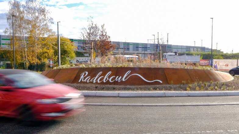 "Radebeul" steht mit geschwungenen Buchstaben auf der Stahleinfassung des neuen Kreisverkehrs auf der Meißner Straße an der Stadtgrenze zu Coswig.