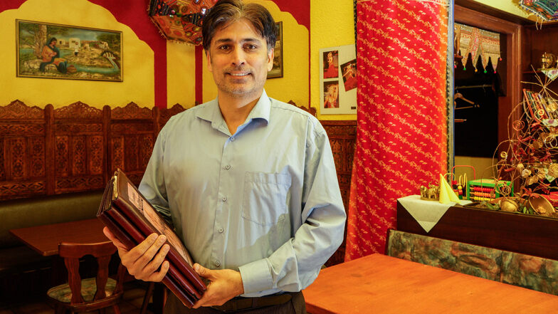 Neue Speisekarten hat Khalid Butt für das Bautzener Restaurant Shalimar angeschafft. Sie sind abwischbar - und bieten unter anderem solche indischen Spezialitäten wie Hähnchen mit Mango und Palak Paneer.