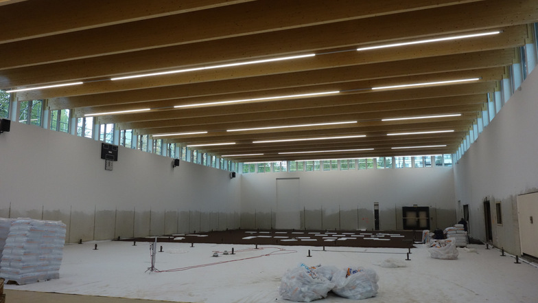 Derzeit wird gerade der Sportboden in der neuen Zweifelderhalle in Döbeln Nord verlegt.