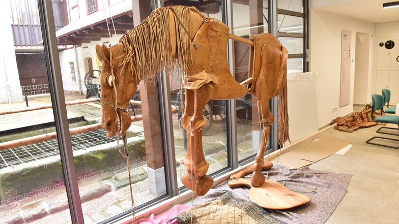 Weltgrößte Marionette steht im neuen Dippser Museum