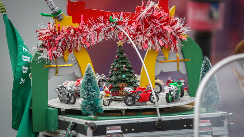 Dieses Weihnachtsspiel war auf dem Beiwagen einer MZ aufgebaut. Den Baum in der Mitte drehte sich, dazu erklang das Lied "We wish you a merry Christmas".