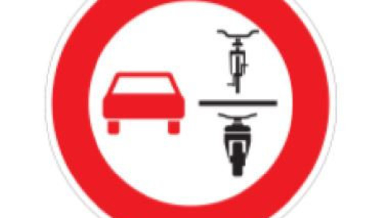 Wo dieses Schild steht, dürfen Zweiräder nicht überholt werden.