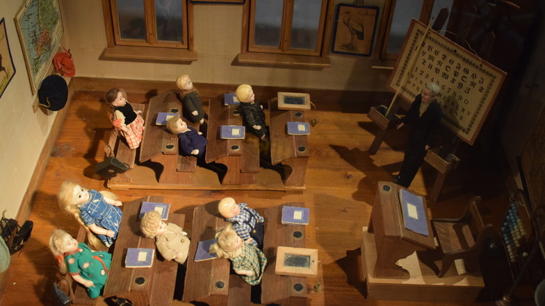 Im Zittauer Museum ist eine Puppenschule aus der Zeit um 1900 zu sehen.
