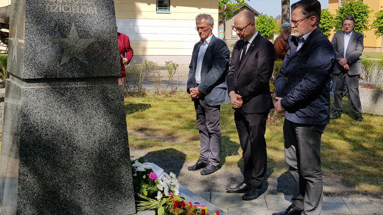 Am Gedenken am Denkmal für gefallene sowjetische und polnische Soldaten in Königswartha nahmen unter anderem Bürgermeister Swen Nowotny (vorn), Domowina-Vorsitzender Dawid Statnik (Mitte) und Günter Holder, Mitglied des Domowina-Regionalvorstandes, teil.