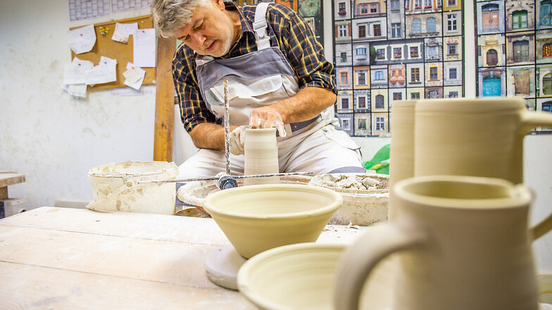 Christian Schmidt in seiner Werkstatt: traditionelle Handwerkskunst – und dennoch versucht er sich gern auch mal an Neuem.