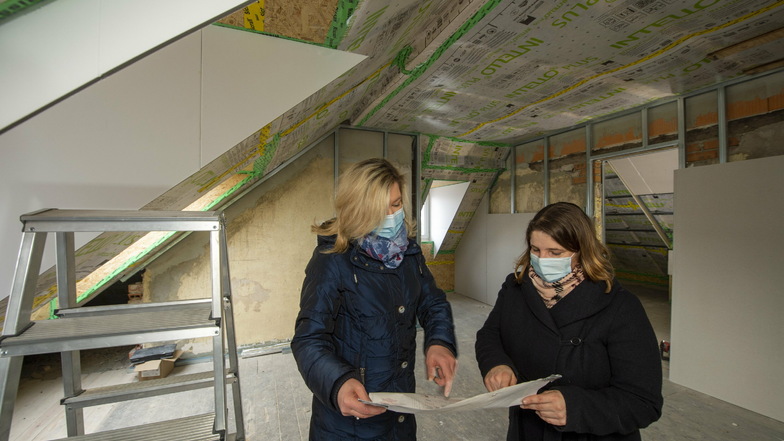 Katrin Steinke (l.) und Heidi Corinna Reck von der Heidenauer Stadtverwaltung betreuen den Um- und Ausbau planerisch und finanziell. Sie stehen hier in einem der Vereinsräume unterm Dach.