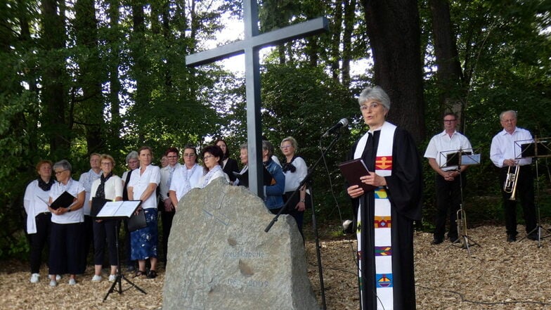Die Quatitzer Pfarrerin Susanne Aechtner freut sich, dass es nun in Großdubrau einen würdigen Gedenkort für die frühere Kreuzkapelle gibt.