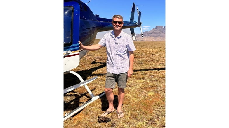 Pilot Brett Tungay fliegt Urlauber in die Drakensberge.