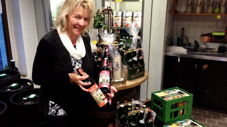 Der Getränkeabholmarkt der Wittichenauer Stadtbrauerei bietet Erzeugnisse der Brauerei und Ergänzendes an. Verkäuferin Kerstin Hauch ist hier zu sehen.
