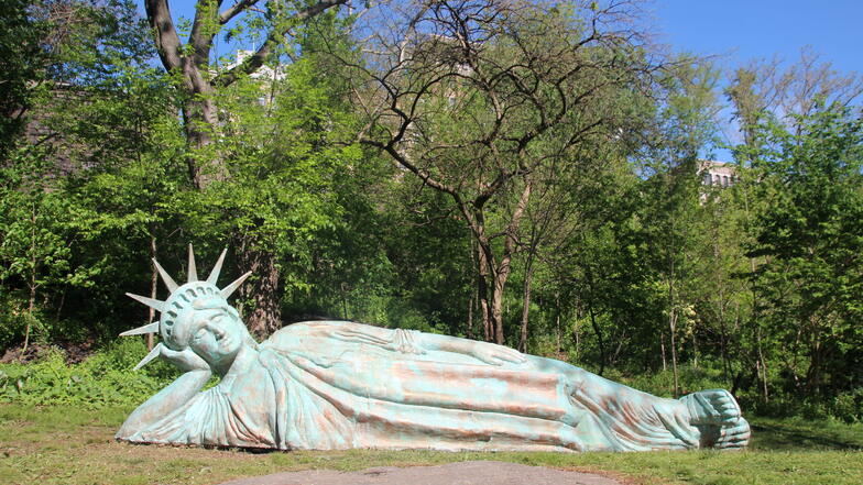 Die neue Lady Liberty, eine mehr als sieben Meter lange Statue des US-Künstlers Zaq Landsberg, soll bis April 2022 zu sehen sein.