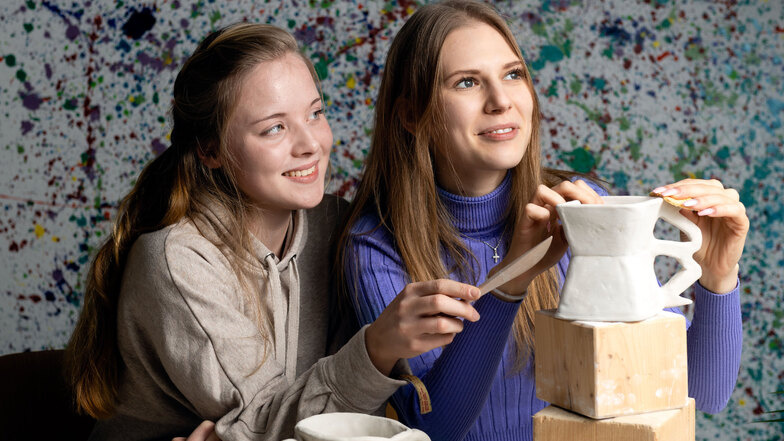 Wiktoria Leonowicz (links) und Viola Root machen an der Fachoberschule für Gestaltung in Demitz-Thumitz ihr Abi. Kunst nimmt einen großen Teil im Lehrplan ein, ist aber nicht alles.