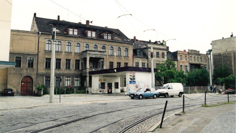 Die drei Villen Postplatz 4, 5 und 6 standen eingerückt von der Straße. Die Villa Postplatz 4 (links) wurde längst zusammen mit der Tankstelle direkt davor zugunsten von C&A sowie Parkhaus abgerissen.