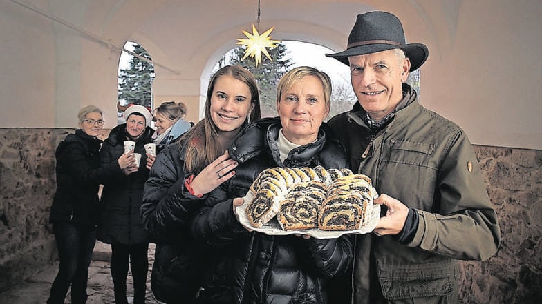 Julia, Alexandra und Burkhard Ischler (v.l.) organisieren mit Unterstützung des Teams vom Hotel Nicolaner (hinten) die Weihnacht im Rittergut Mockritz.