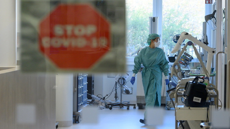 Eine Intensivpflegerin auf einer Corona-Station: In vielen Krankenhäusern Sachsens wachsen die Sorgen wegen Personalausfällen.