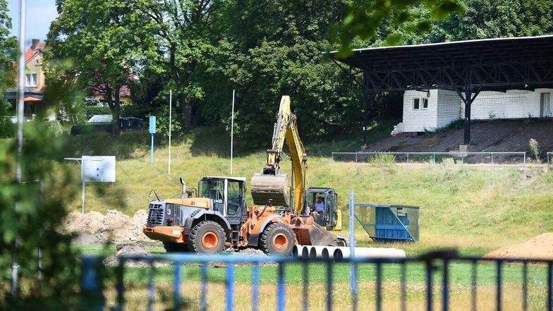 Baggern statt kicken: In Löbau wird aktuell das Stadion umgebaut.