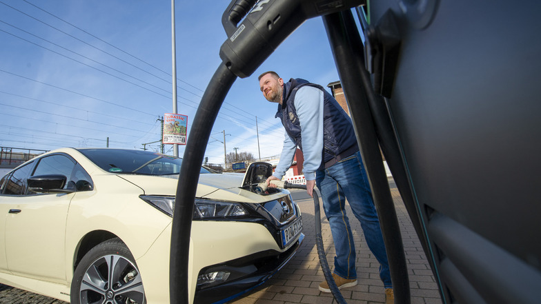 Strom tanken: Dazu öffnet Mirko Müller beim ersten elektrischen Nissan-Taxi vorm eine kleine Klappe.