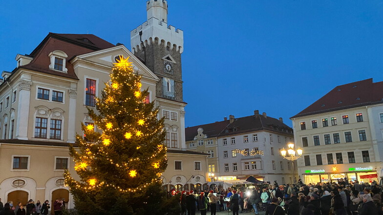 Der Löbauer Altmarkt leuchtet jetzt weihnachtlich. Foto: Matthias Weber/photoweber.de