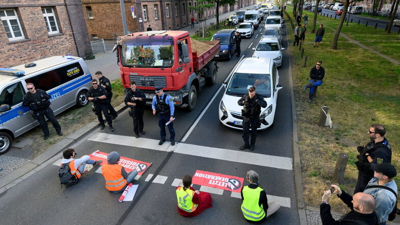 Klimaschutz-Blockade auf Dresdner Haupstraße stoppt Autos