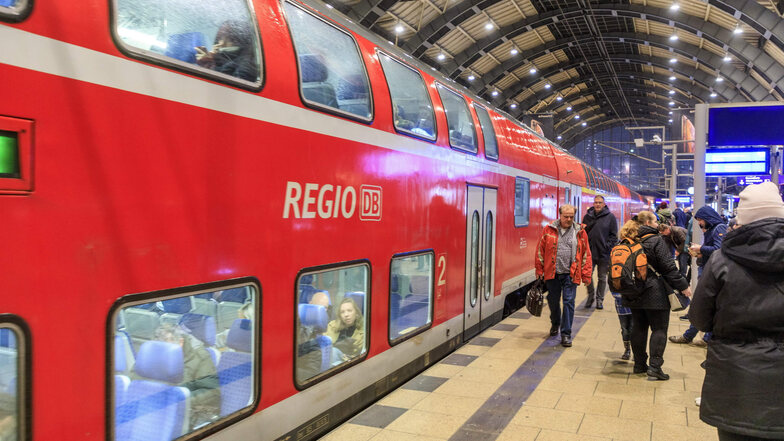 Ein Regionalzug hält im Berliner Hauptbahnhof. Der Verkehrsverbund Berlin-Brandenburg ist der flächenmäßig größte in der Bundesrepublik.