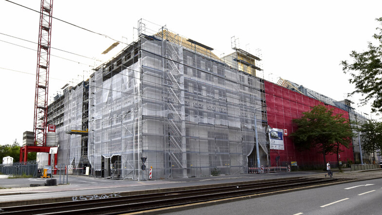 Knapp 25 Meter hoch ist der Neubau mit vier Stockwerken und einem Dachgeschoss, der an der Großenhainer Straße entsteht. Dort werden auf rund 15.000 Quadratmetern Büroflächen ausgebaut.