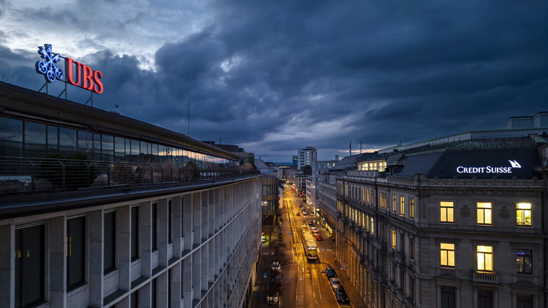 Blick auf die Hauptsitze der Schweizer Banken Credit Suisse und UBS am Paradeplatz in Zürich.