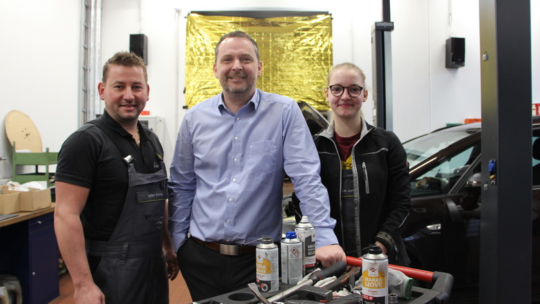 Autohaus-Dresden-Geschäftsführer Christian Schleicher (Mitte), Mechaniker Daniel König und Auszubildende Emma Schweinsberg freuen sich auf ein erfolgreiches Jahr 2022.
