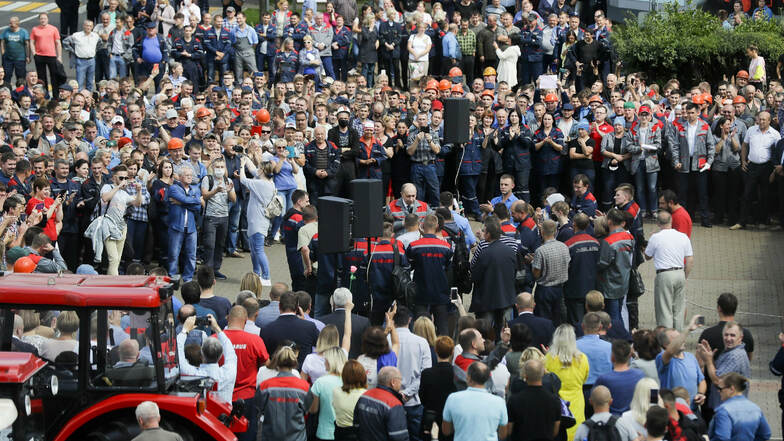 Arbeitnehmer einer Traktorenfabrik versammeln sich in Minsk zu einer Kundgebung. Die Beschäftigten des Werks forderten Neuwahlen und forderten die Freilassung all jener, die festgenommen wurden.